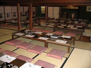 座敷の個室 が６部屋、 離れ座敷の個室、 椅子席の個室 が２部屋あります。最大108名まで収容可能です。