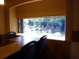 　椅子席個室 　要予約 　ルームチャージ  ・・・３，３００円～５，５００円  椅子席の個室。２部屋あります。北庭の眺めが良いです。 ２名様～１６名様までご利用可。 ご接待、お食事会、ご法事の直合などにご利用頂けます。