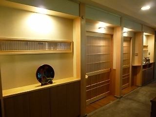 椅子席の個室入口   個室は予約でのご用意になります。 北庭を眺めながらお食事できます。 