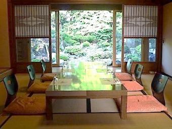 吉亭のお座敷。大正時代建築の文化財で江戸末期からの庭園を眺めながらお食事をお楽しみ頂けます。お座敷のご利用は要予約です。チャージ一室3240円。