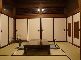 座椅子の個室。要予約 ルームチャージ  ・・・３，０００円（税別）   　お座敷の個室です。吉亭のお座敷は全て庭に面しております。 母屋の座敷は田の字型になり合計８部屋あります。 （お食事の使用は６部屋）２名～８名までご利用可能です。 ご接待、お食事会、ご法事の直合などにご利用頂けます。