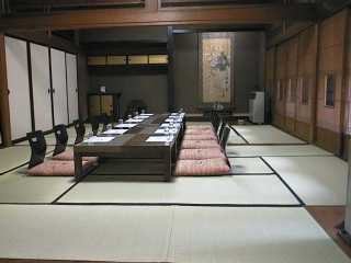 お座敷個室（上段の間）   要予約  ゆったりとくつろいでお食事ができるお座敷。ご宴会や、お客様のご接待等に是非ご利用ください。 ６名様から２０名様までご利用可能です