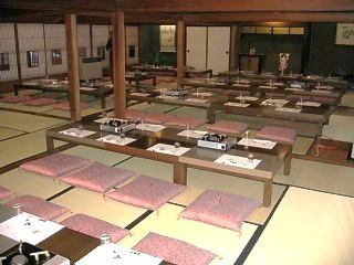 団体様、歓迎！お座敷では～最大108名まで収容可能