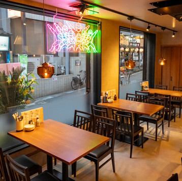 明るくお洒落な空間が広がる店内は、デートや会社帰りの一杯に最適です。店舗前にある伍レンジャーのバス停が目印となっており、外観の鮮やかなネオンが目を引きます。親しみやすさと都会的なセンスが融合した雰囲気の中で、日常の喧騒を忘れてゆったりとこだわりの料理とお酒を心ゆくまでお楽しみください★