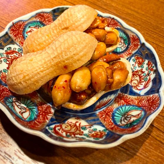 【酒の肴に最適】一味唐辛子がアクセントの甘さ控えめ、後を引く美味しさ♪「大人のみそピー」550円(税込)