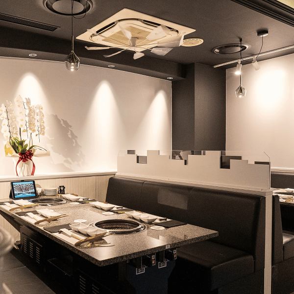 無煙ロースターを導入し、焼肉店ながら清潔感のある店内となっております。