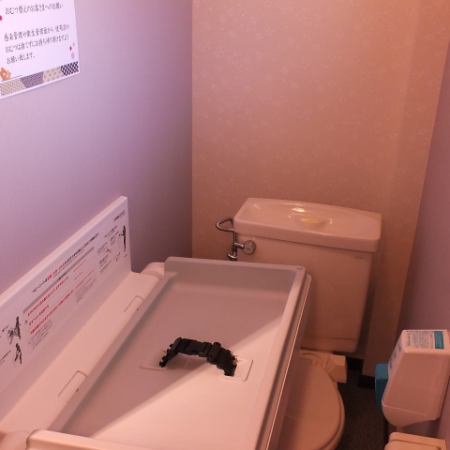 在孩子们旁边的厕所里也提供了尿布更换台，因此带小孩的妈妈可以放心地使用它。