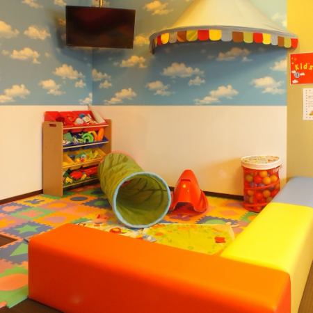 儿童空间宽敞，可以和孩子一起玩耍。靠近儿童空间的座位需要预订！