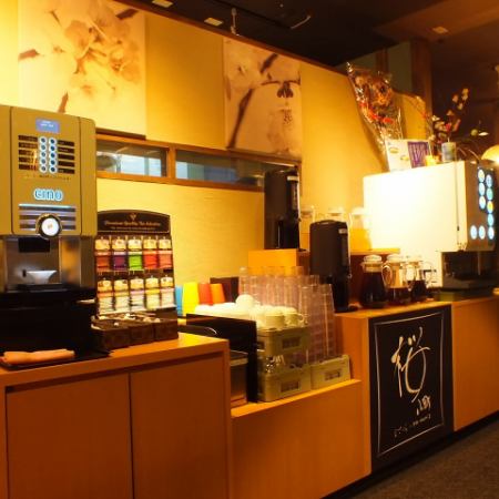 店中央饮品吧，饮品种类丰富：Dori Link Bar以健康为理念，备有多种养生茶、苹果醋、针叶樱桃等，讲究制作美味的咖啡，所以我们用的是米兰进口的咖啡机里精心挑选的咖啡豆。