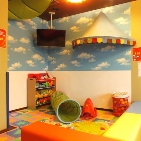 인기있는 어린이 공간 : 어린이가 눈이 닿는 곳에서 안심하고 식사를 즐길 수 있습니다.쿠션 매트와 코너로 더 안전하게.예약 쇄도의 인기의 자리입니다.