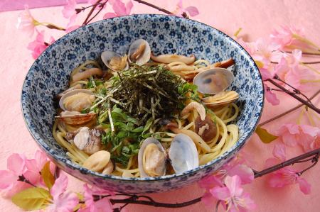 Clam and mushroom wasabi cream pasta