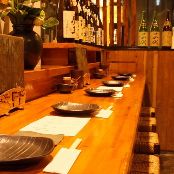 [One person is also welcome] The counter seats, where you can enjoy a live performance in front of the yakimono, can be used for various occasions such as customers who are working or having a date.