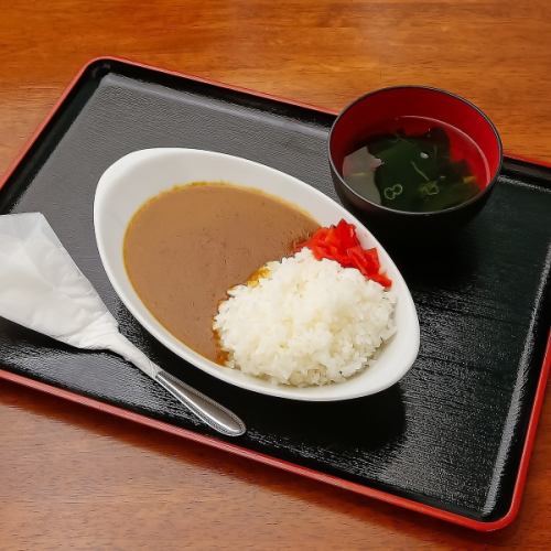 经典的“咖喱饭套餐”售价550日元(含税)