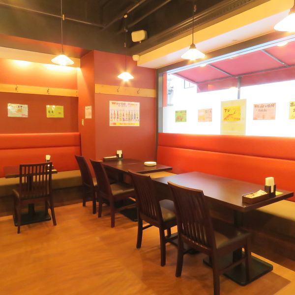 インテリアもシンプルにし、ゆったりとした落ち着ける空間を演出した店内は、家族や友人との特別なひとときはもちろん、お1人でのプライベートな時間もゆっくりお過ごし出来ます。普段使いから華やかな場まで、様々なシーンでご利用頂けます。