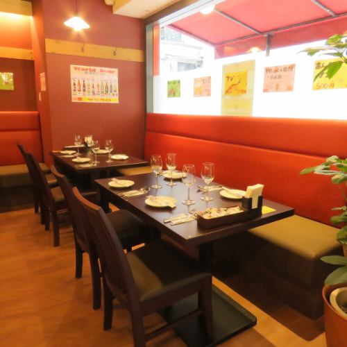 インテリアもシンプルにし、ゆったりとした落ち着ける空間を演出した店内は、家族や友人との特別なひとときはもちろん、お1人でのプライベートな時間もゆっくりお過ごし出来ます。普段使いから華やかな場まで