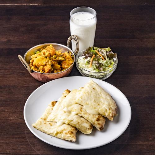 人気ナンバーワンのチーズナン！Cランチ