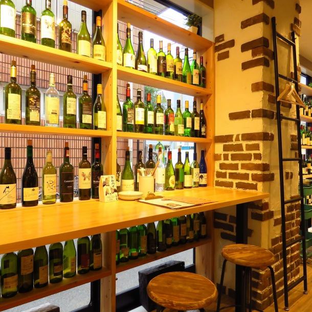 外観にはワインボトルが並び、それを眺めながら食べられるお席もご用意。ハイチェアでお洒落にお楽しみください。仕事帰りの同僚との飲み会にも！[岡山/岡山市/表町/イタリアン/フレンチ/バル/ワイン/カクテル/肉/女子会/アヒージョ]