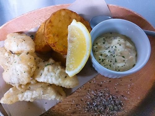 カレイのフィッシュ＆チップス　自家製いぶりがっこのタルタル