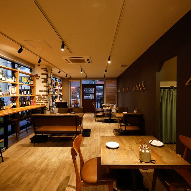 広々とした店内は最大23名までご利用可能で、各種宴会にもご利用可能。結婚式二次会などお洒落なパーティーにもご利用可能です[岡山/岡山市/表町/イタリアン/フレンチ/バル/ワイン/カクテル/肉/女子会/アヒージョ]