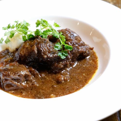 厚切り牛タンの赤ワイン煮込み