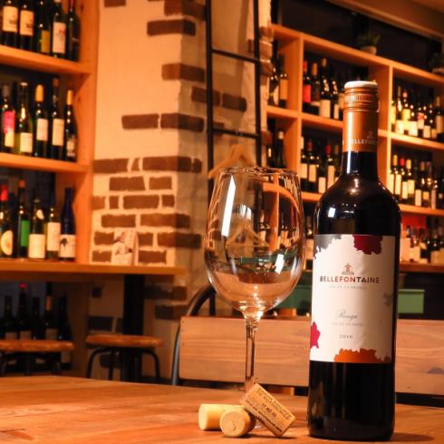 ワインの瓶が外観を埋め尽くし、バルスタイルな内装は必見!