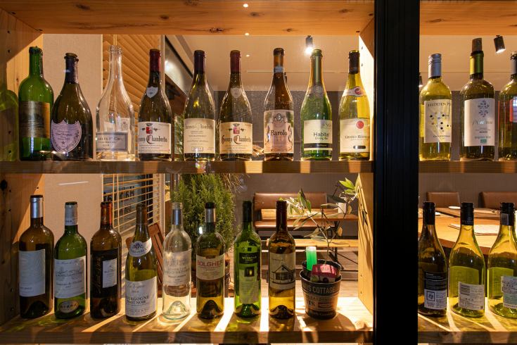 外観がワインボトルで埋め尽くされ、店内は広々としたバルスタイル!お洒落に女子会を