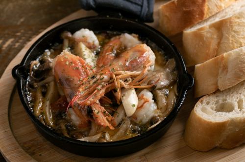 大きい海老とキノコのアヒージョ