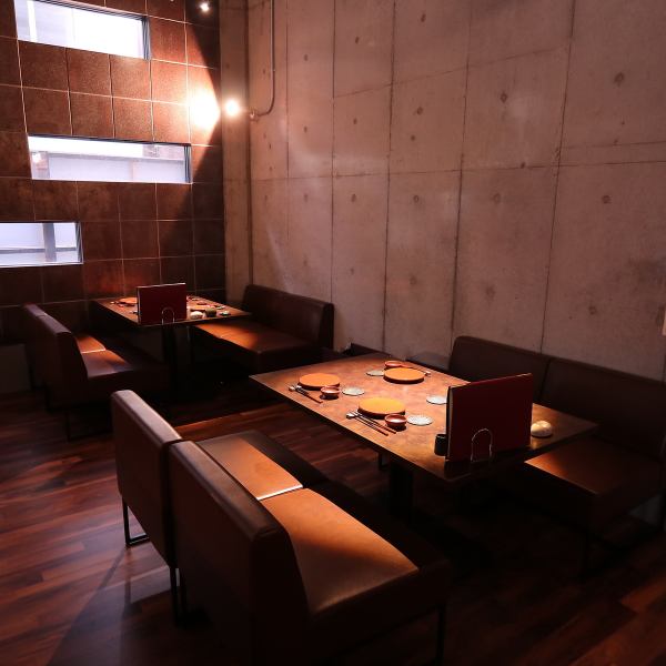 You can have a relaxing time at the table seats, which can be arranged in any layout.Table seats can accommodate up to 46 people, and one floor can be reserved for up to 76 people, so please feel free to contact us if you have a large party.