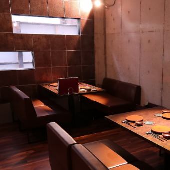 Up to 46 people can be seated at a table seat for 4 people or 6 people, which can be arranged freely.Please use it for a wide range of scenes from small to large drinking parties such as meals with friends and family, welcome and farewell parties and company banquets.