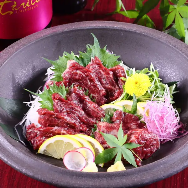 上質な冠地鶏の炭火焼をメインにしながらも、本格和食の逸品物も多数ご用意。