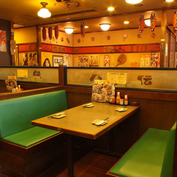 4名様でお使いいただけるテーブル席をご用意しております。家族団らんのお食事に、仕事帰りに仲間と一杯☆友達同士で串焼き飲み会♪様々なシーンでお気軽に立ち寄れるお席です。美味しいお料理、お酒を囲んで楽しいお食事の時間をお過ごしください♪