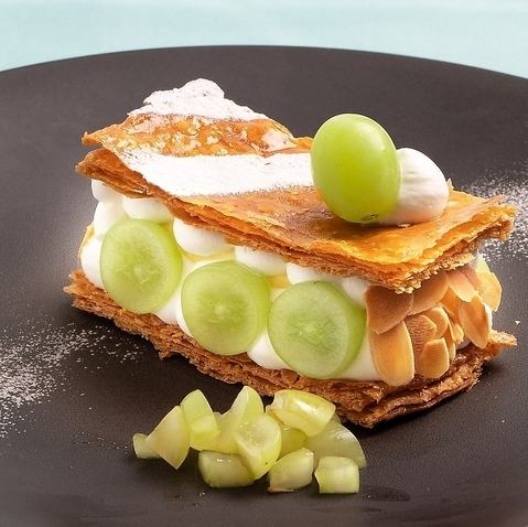 サクサクのパイ生地とクリームで旬の食材で仕上げた名物ドルチェ