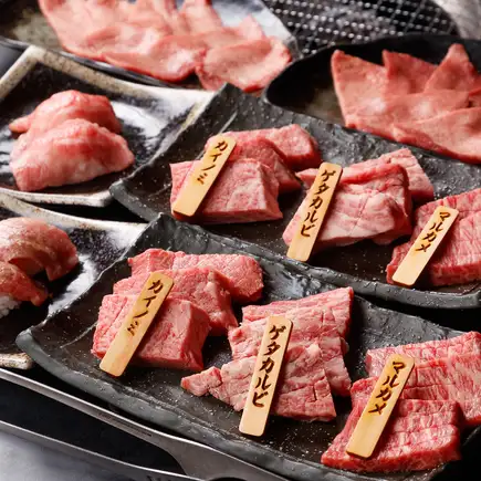 [Weekend & Holiday Lunch Special Price] Satisfying Wagyu Yakiniku Course: 3 Selected Types of Grilled Meat + Salted Beef Tongue + Meat Sushi