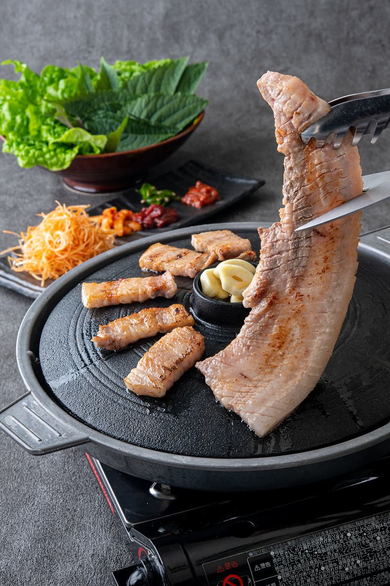 使用松阪猪肉制作的精美参鸡汤和地笼等韩国料理♪