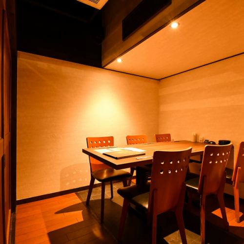 This is a private room that can accommodate 6 people.The seats can be used by a large number of people by sticking them together.