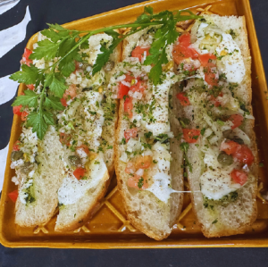 Garlic cheese toast with vegetable sauce