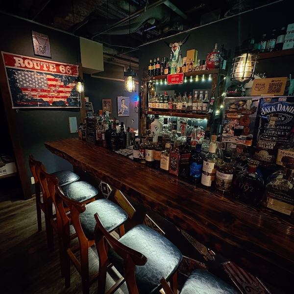 【少人数でのご利用歓迎！】カウンター5席をご用意♪店内は落ち着いて過ごせる大人の隠れ家のような雰囲気。細部までこだわり抜いた空間作りが、お客様の疲れを癒します★お一人様でも入りやすいカウンター席で、美味しいお酒と料理を愉しみ、心も体も満たされる特別な時間をお過ごしください。