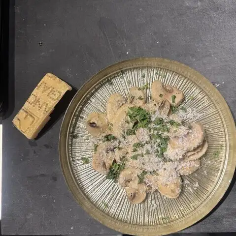 マッシュルームサラダ/鶏セセリの大葉焼き/無花果パルメザン/ホタルイカ酢味噌 各