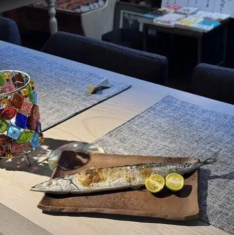 皿からはみ出す秋刀魚塩焼き