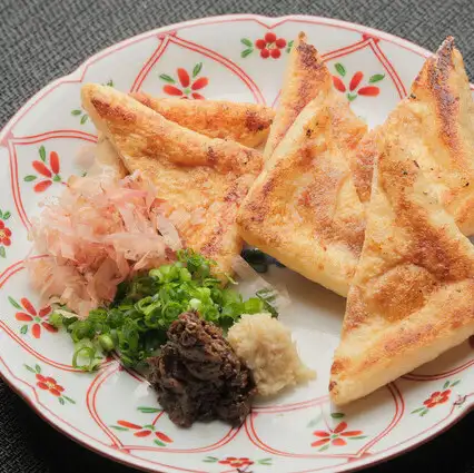 揚げて焼かれたお揚げ