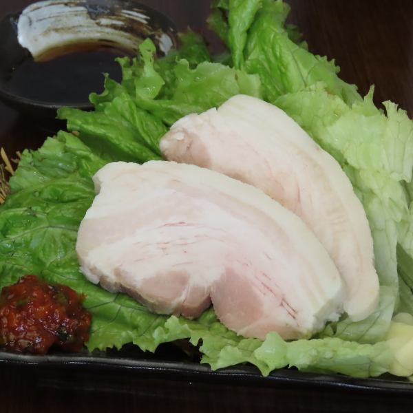 【サムギョプサル】柔らかい豚バラ肉を新鮮な野菜と一緒に楽しむことができる