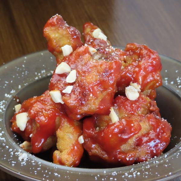 【ヤンニョムチキン】ジューシーな鶏肉とピーナッツの風味を堪能できる