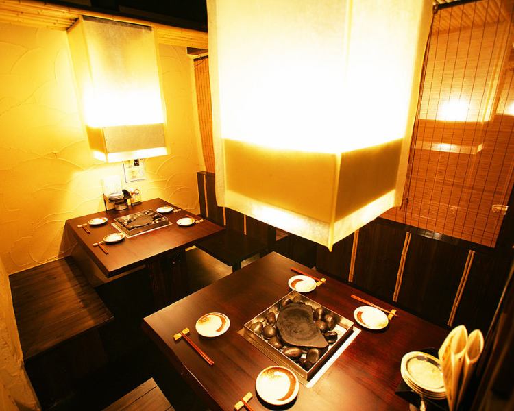 The cream-colored stucco style walls create a calm atmosphere, perfect for dates, everyday use, and even company banquets! We have private and semi-private rooms for 2, 6, 8, 16, 20, and 36 people. I'm doing it ♪ It's a stylish atmosphere ◎