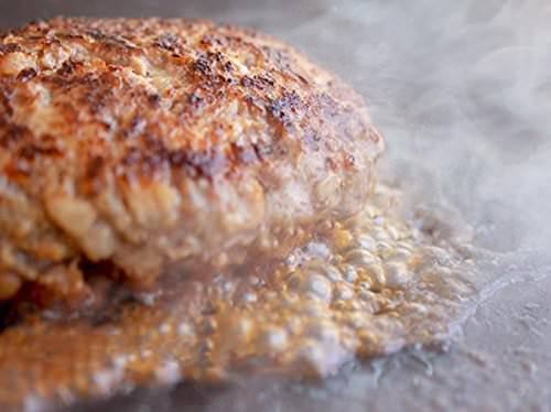 【石燒石垣牛肉漢堡】在熔岩石上當場烤製
