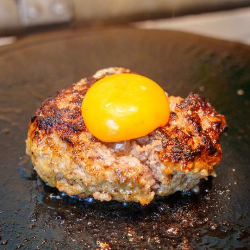 Grilled right in front of you on lava stones [Ishigaki Beef Hamburger]