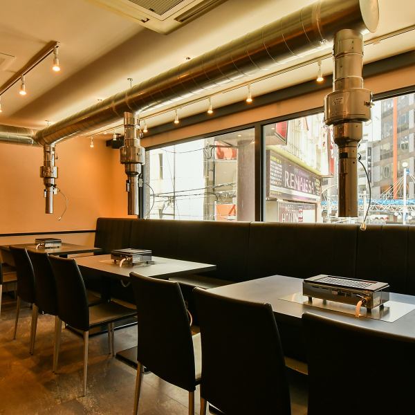 [Table seats] The black-based interior has a unified and stylish atmosphere.The windows are large and open, and you can see the city at night.It's perfect for a girls' night out with a small number of people, a family meal, or a chat with friends.