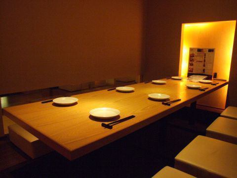 我们还为少数人提供了一个私人房间，让您高枕无忧！共有9道菜的宴会套餐3500日元很受欢迎♪