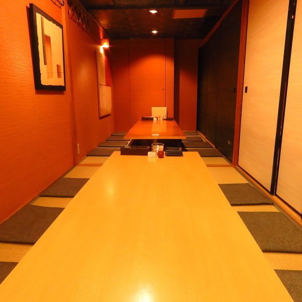 奥の粋な個室はまさに和そのもの。ゆったり掘りごたつで宴にぴったり！６名様～要予約のお部屋です。最大22名様まで収容可能です！こちらでのご宴会,同窓会のご予約も承り中です♪