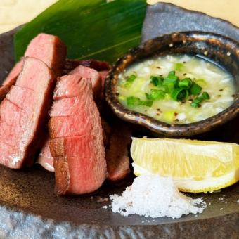 ネギ塩レモンで食べる「厚切り牛タン」