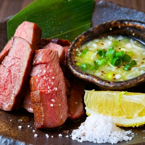ネギ塩レモンで食べる「厚切り牛タン」
